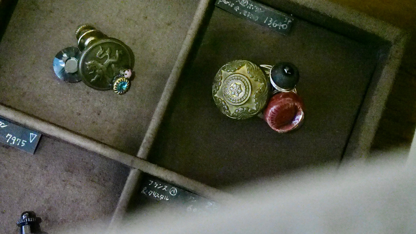 フランスヴィンテージボタンブローチ